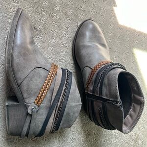 Gray Leather Ankle Boots with Braided Details sz 10